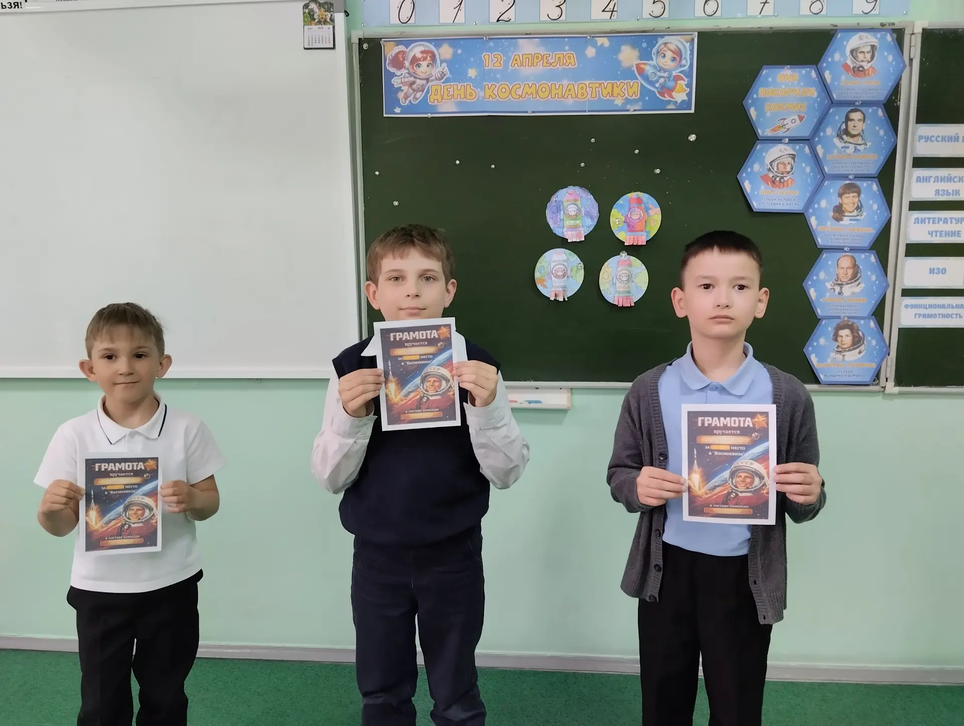 Накануне Дня космонавтики, 10 апреля, ребята 2 «В» класса своими руками изготовили ракеты из бумаги,