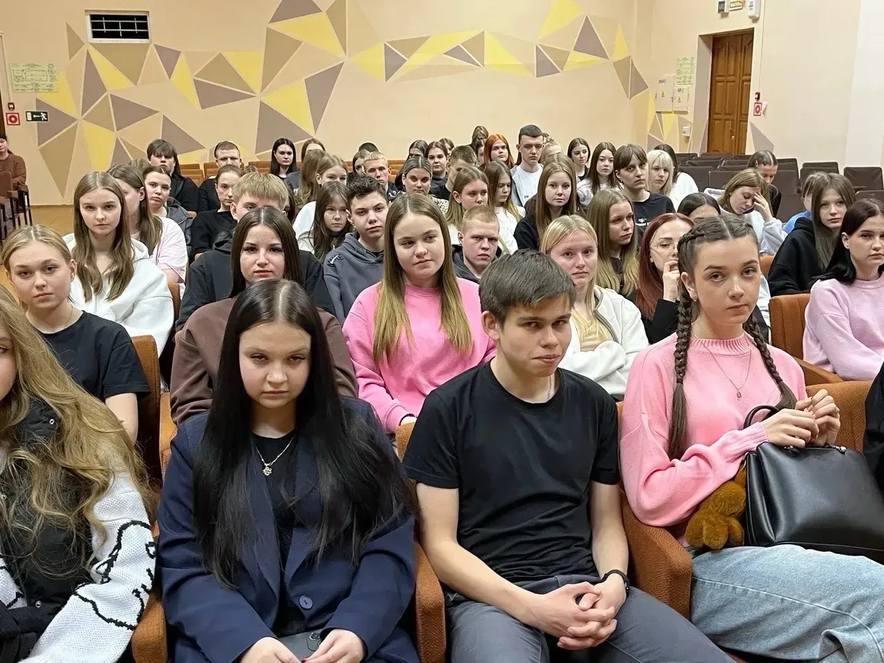 📢 В филиале ПсковГУ в городе Великие Луки прошел важный классный час!