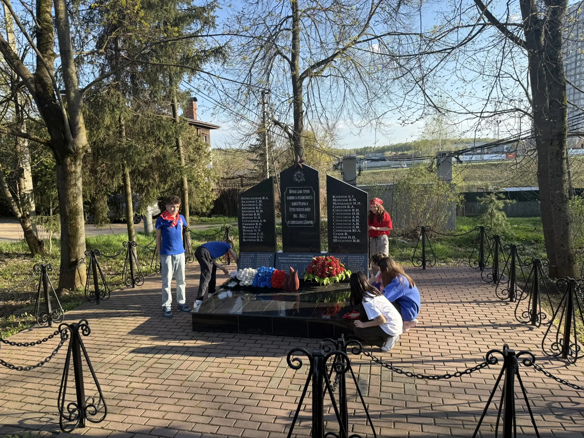 Учащиеся МАОУ «ОЦ «Лидер» приняли участие в акции «Вахта памяти», которая прошла у Памятника жителям