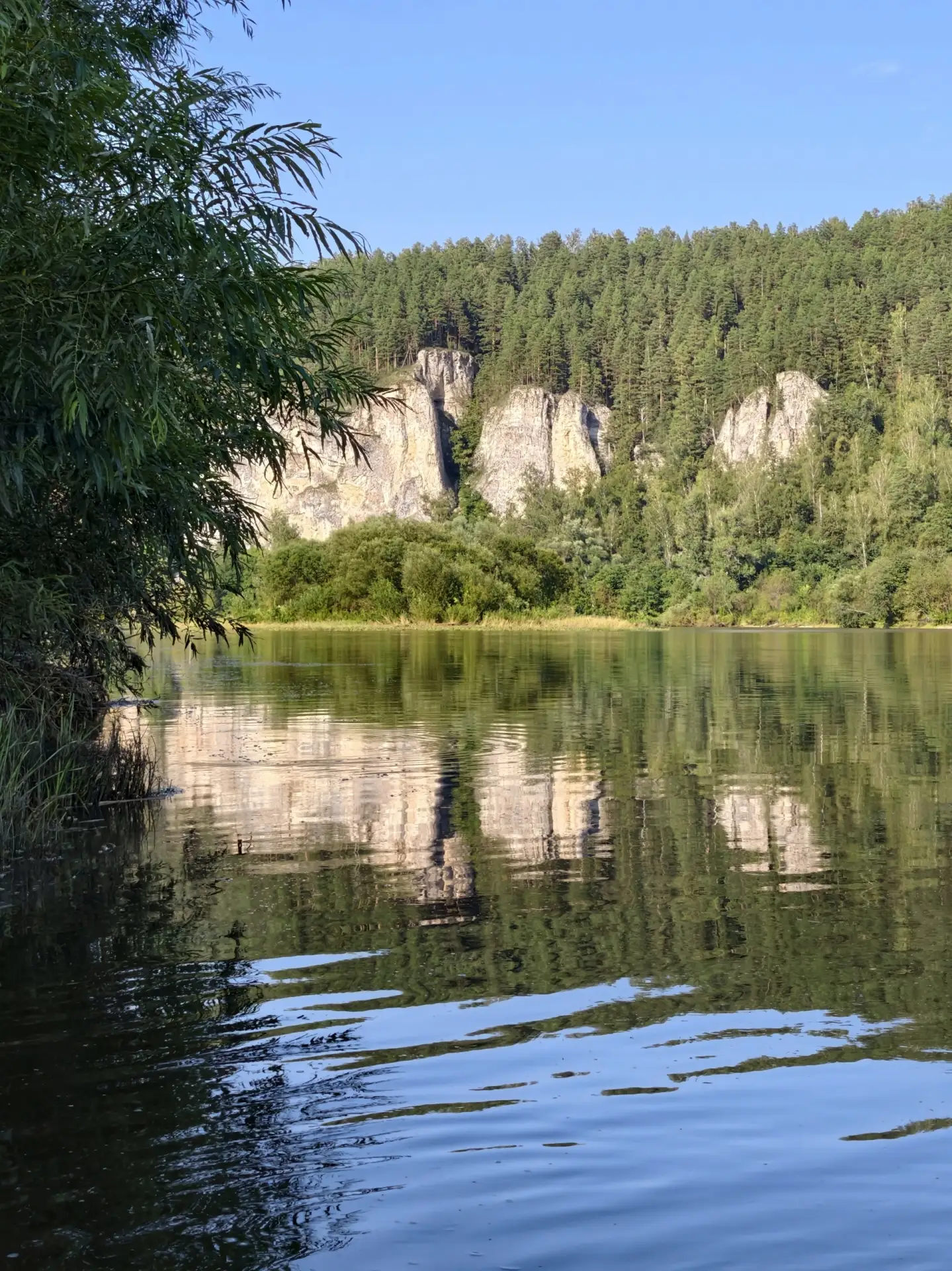 Косой камень на реке Юрюзань. Точнее - скалы Косого камня, сама вершина 400м расположен...
