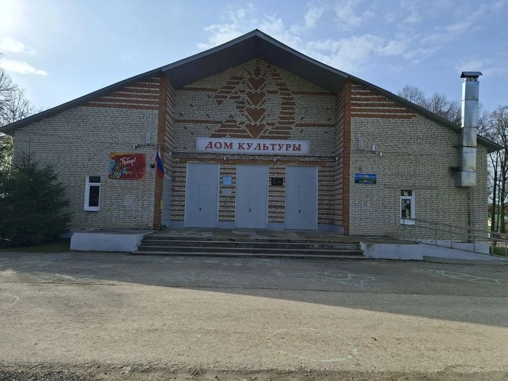 Сельские филиалы районного Дома культуры активно участвуют в праздничном оформлении ко Дню Победы.