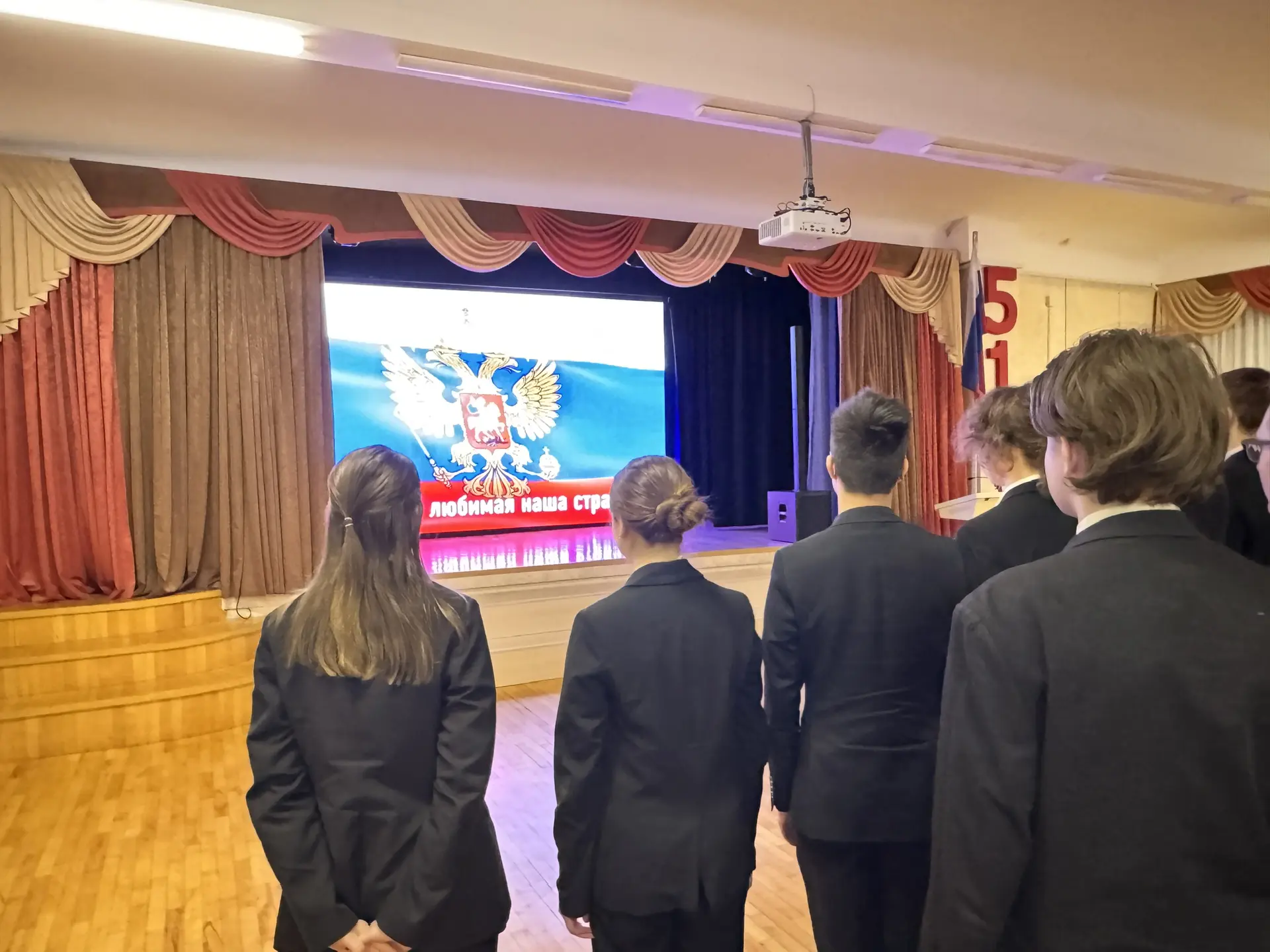 🏫 Утро первого весеннего понедельника в нашей школе🏫  🇷🇺Новая учебная неделя традиционно стартовала 
