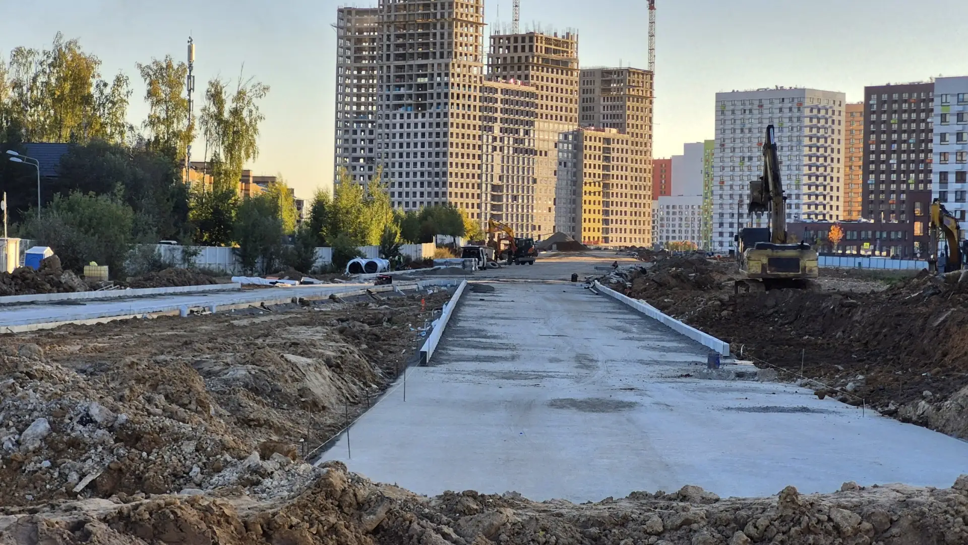 Проспект Куприна в районе примыкания к СБВ уже в достаточно высокой степени готовности,...