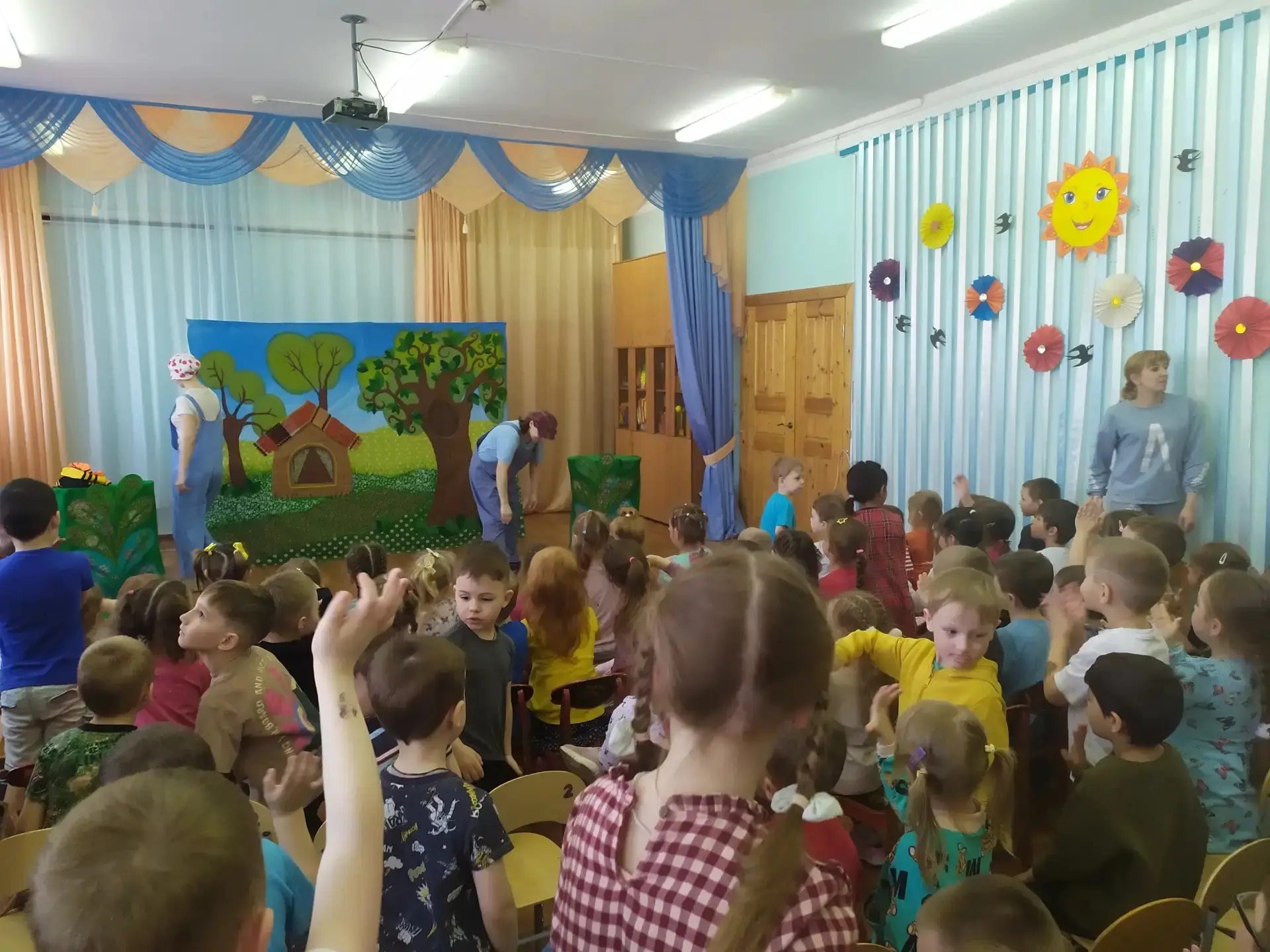 В преддверии Всемирного дня театра наши дошколята отправились путешествовать по волшебному миру теат