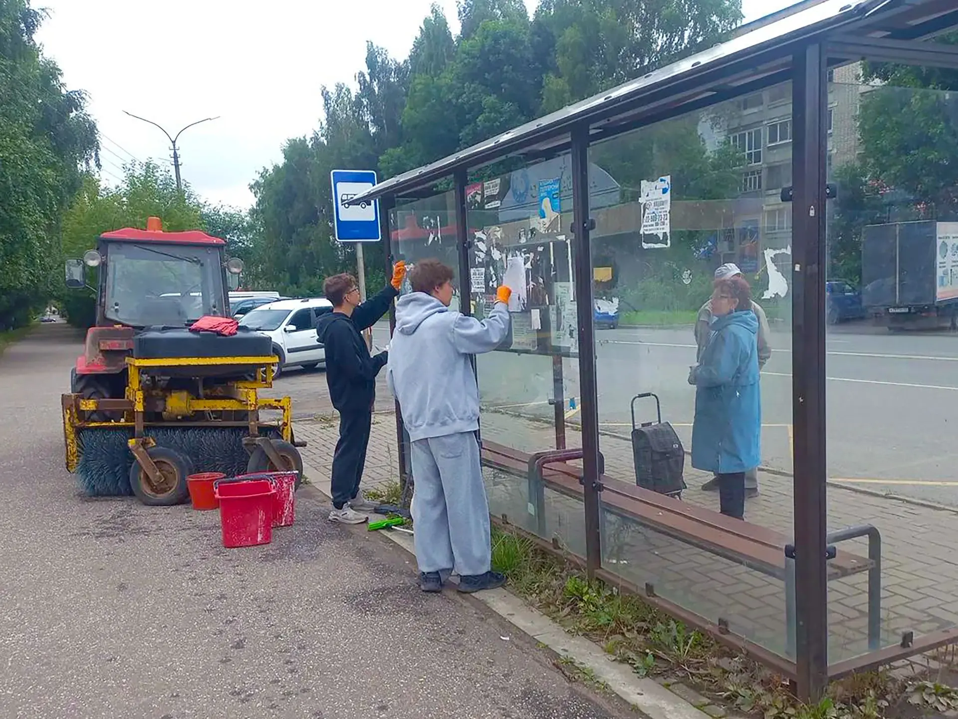В Кирово-Чепецке продолжается мойка остановочных павильонов