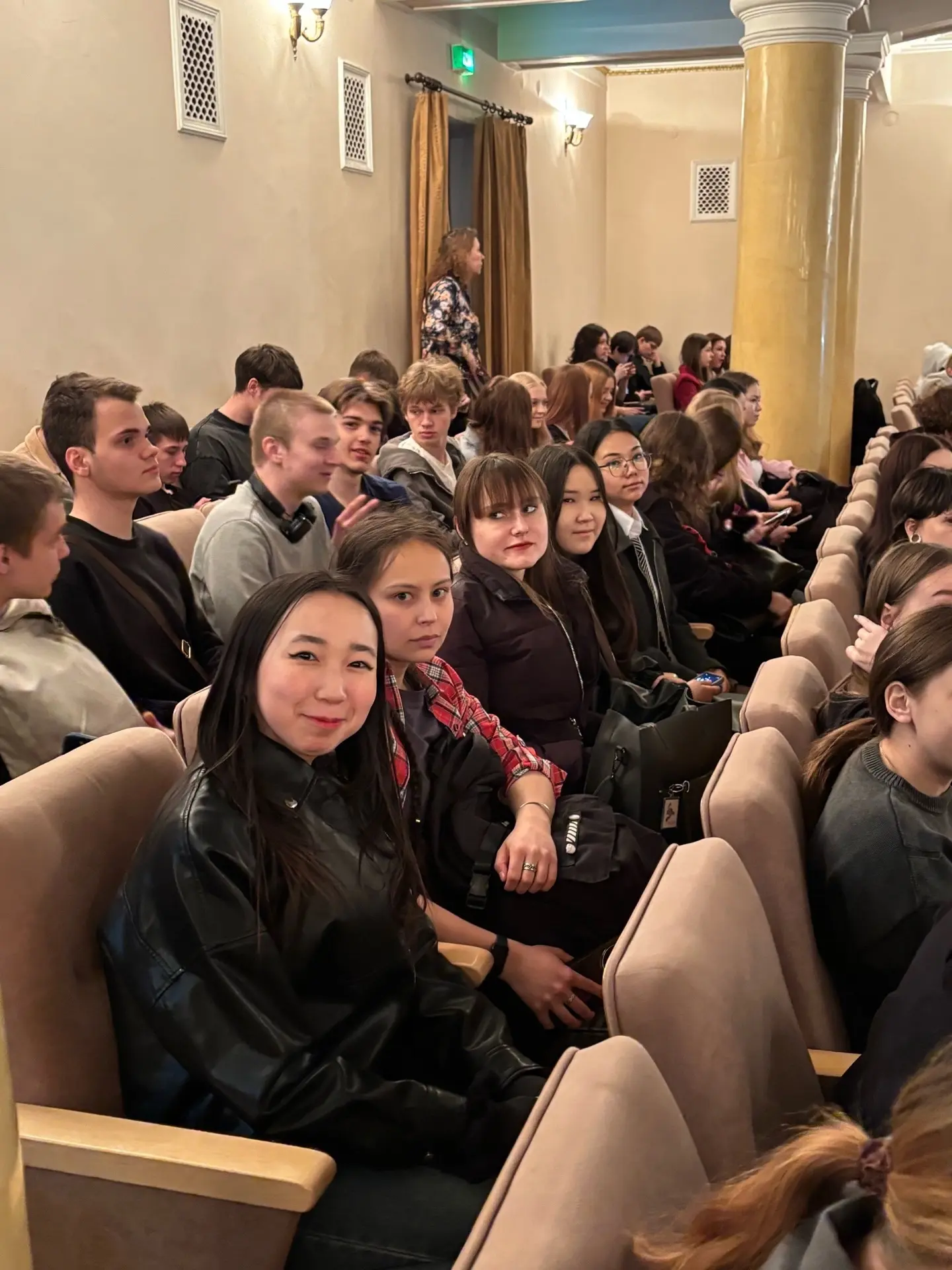 Сегодня студенты группы ЮР-25-1 посетили спектакль в постановке артистов театра-студии и Ансамбля пе