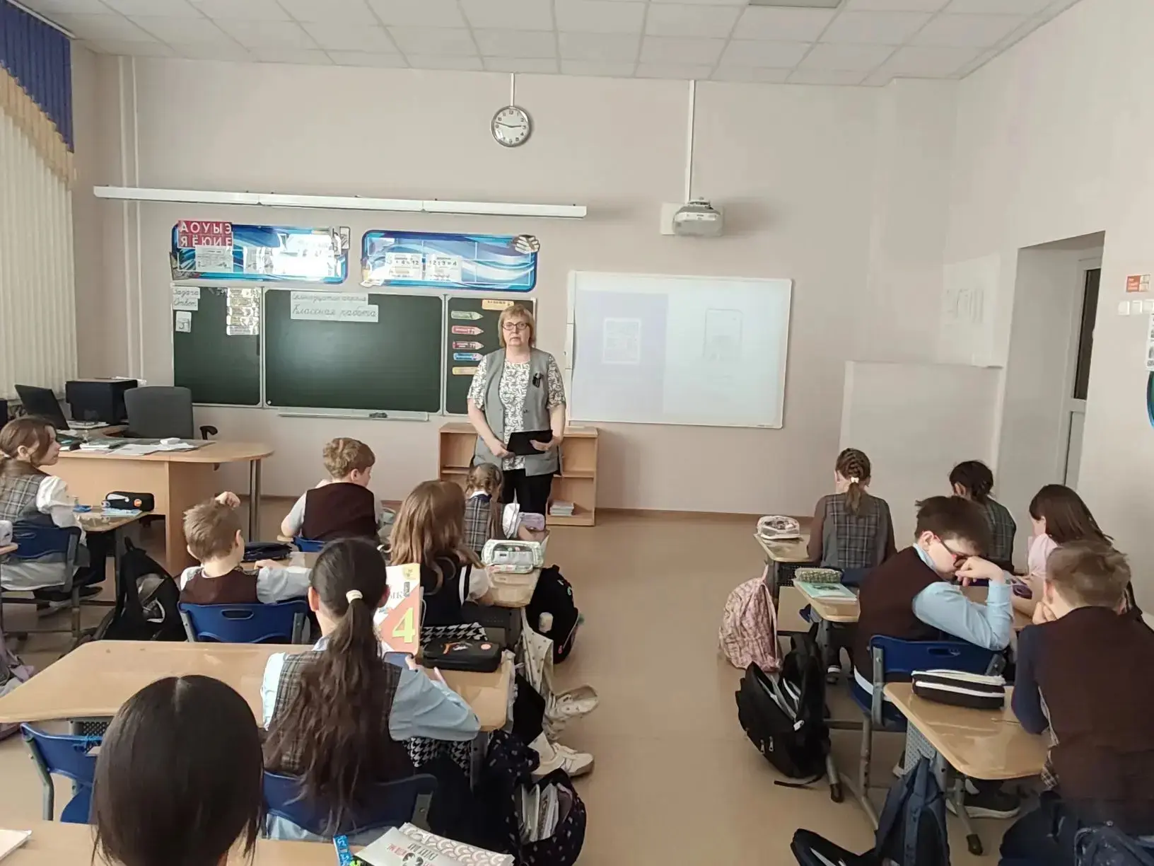 ✨ Сегодня в 4А прошло очередное занятие в нашем литературном клубе «СОВА»! ✨  Тема встречи — «Истори