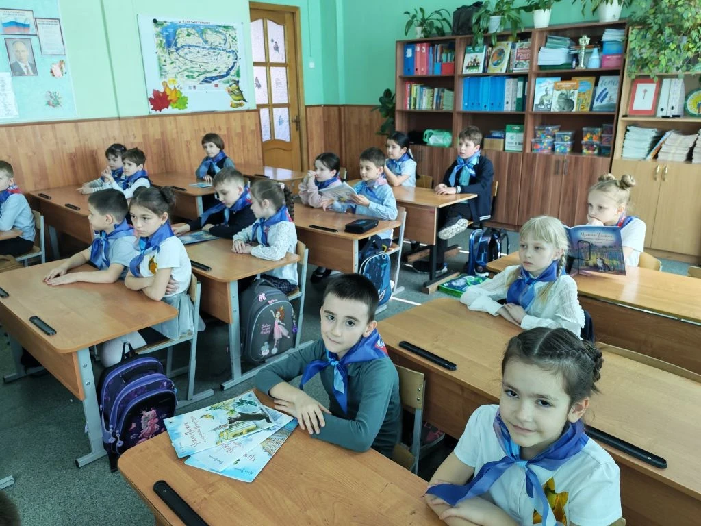 ВСТРЕЧА  Сегодня на третьем уроке в 1 «А» классе произошло удивительное событие. К нашим юным «Орлят