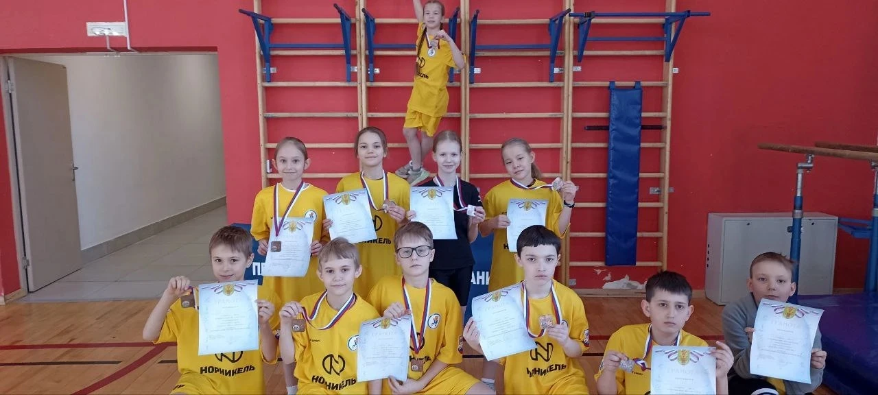 🎉ПОЗДРАВЛЕНИЕ ПРИЗЁРАМ🎉   🏅 Команда нашей школы заняла почетное третье место на Весёлых стартах сред