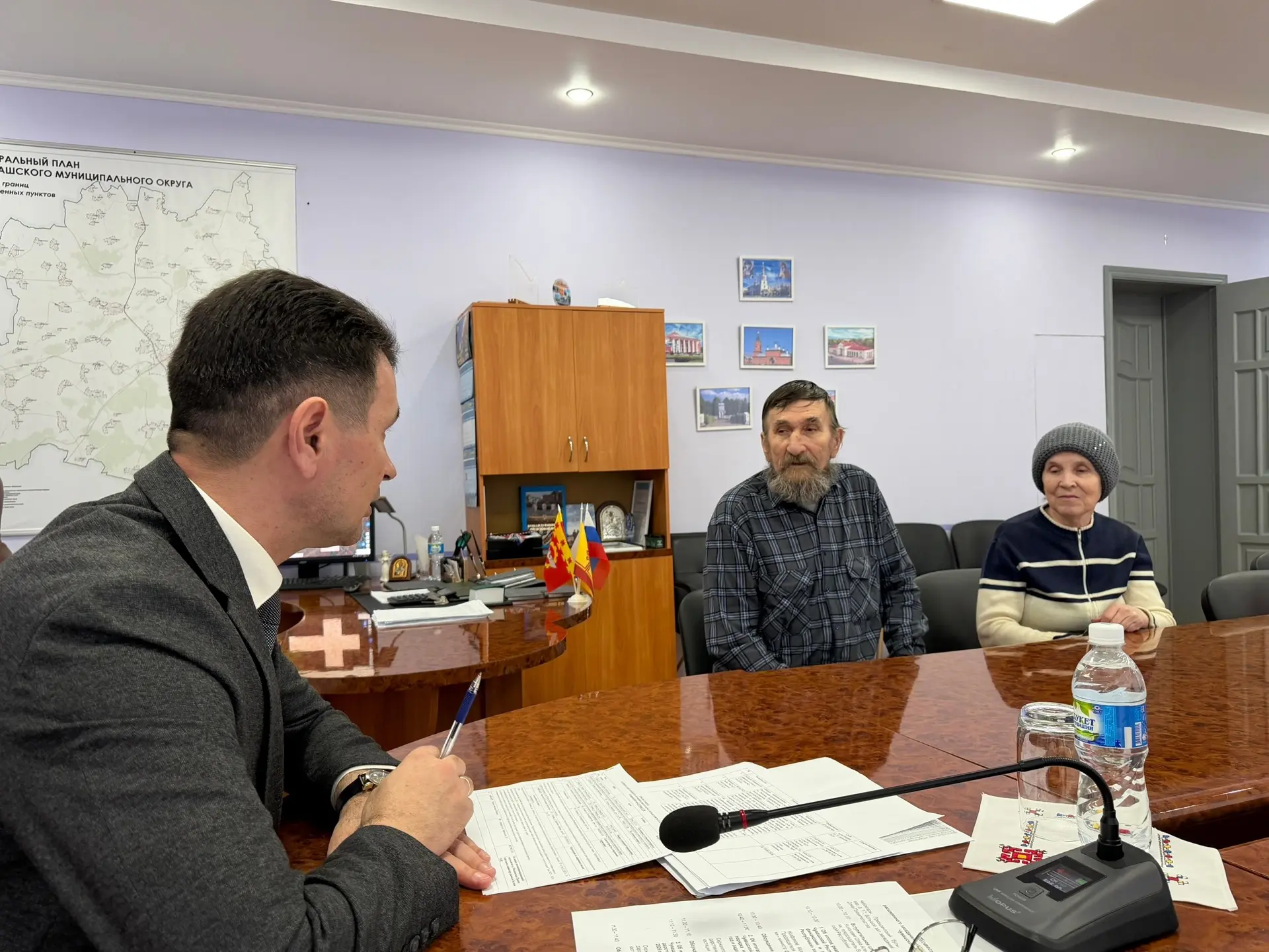 Сегодня глава Канашского муниципального округа Валерий Чернов провел очередной прием граждан по личн