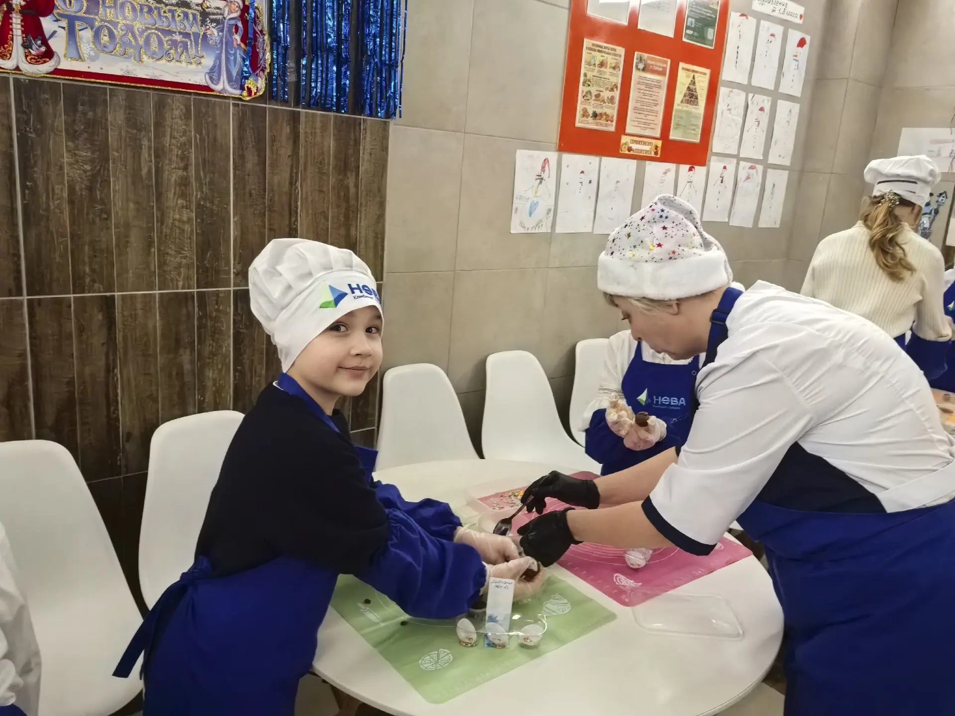 Новогодний мастер-класс 18 декабря в школьной столовой прошёл увлекательный кулинарный мастер-класс 