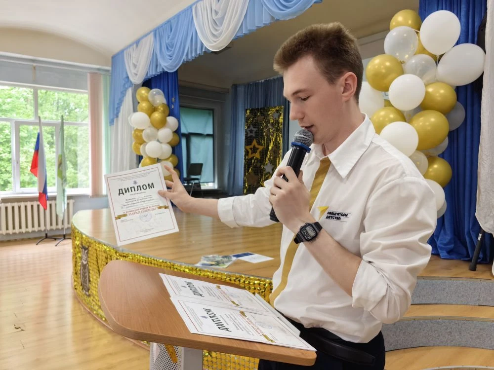🎓 Последние линейки в преддверии каникул: время награждать лучших!  Сегодня в нашей школе царила осо