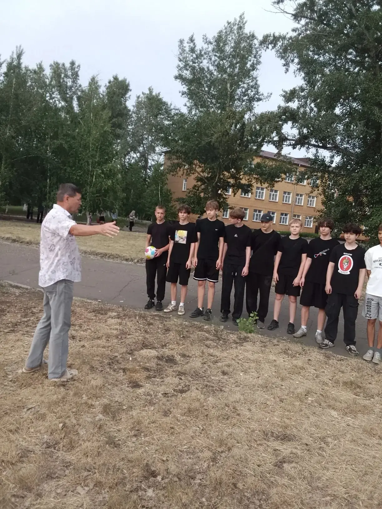 Сегодня на пришкольном стадионе царила невероятная атмосфера спортивного азарта и друже...