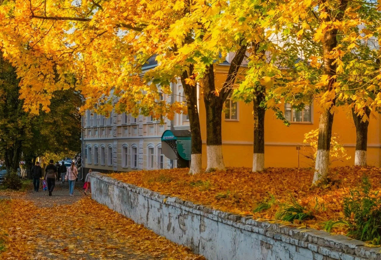 Золотая осень в Калуге. Фото Эдуарда Сычева.