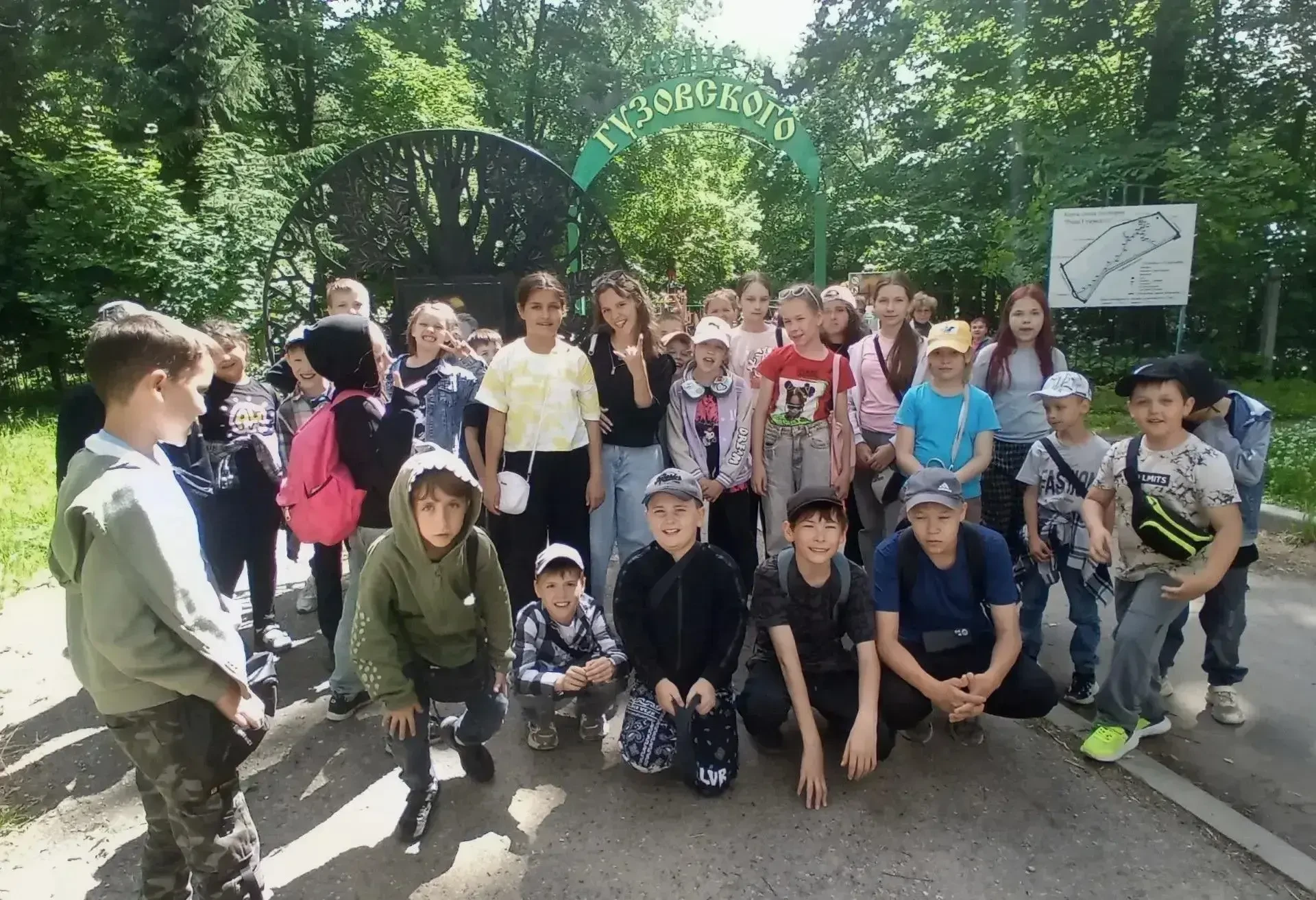 Сегодня воспитанники лагеря  с дневным пребыванием детей "Радуга" посетили рощу Б.И. Гузовского. Про