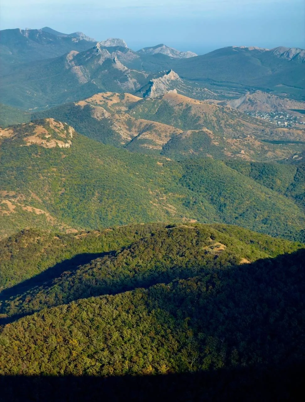 ⛰ Зеленое полотно гор — вид с хребта Орта-Сырт на Судак.