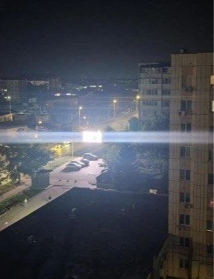 Ослепляет подсветка на билборде в Альметьевске