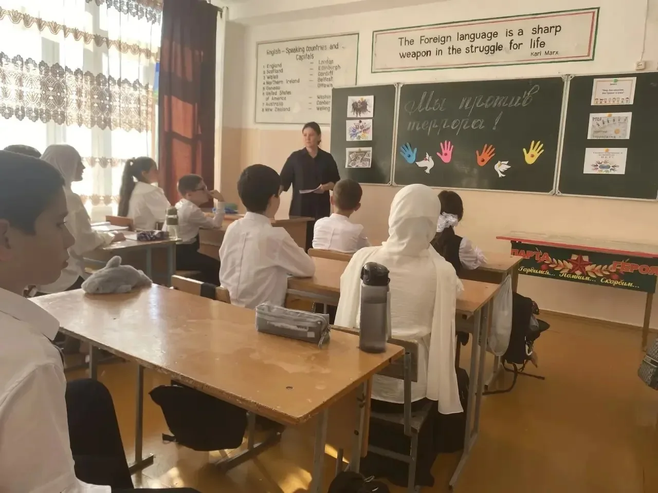 В школе прошли классные часы, посвящённые Дню солидарности в борьбе с терроризмом 🕊️📚