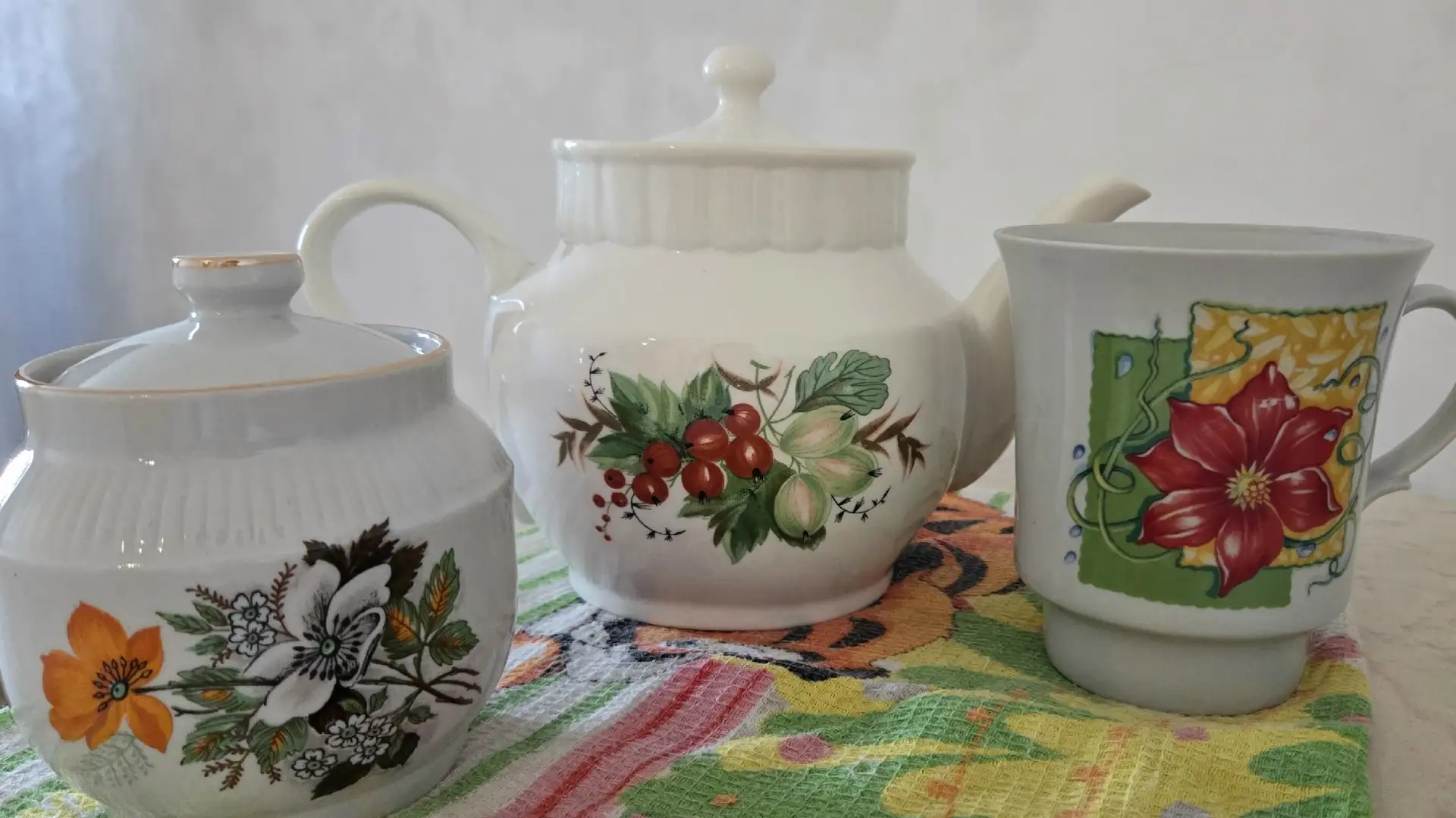 Отдам даром посуду. Чашки, заварник, сахарница, кружка большая,  блюдца, бочонок с круж...