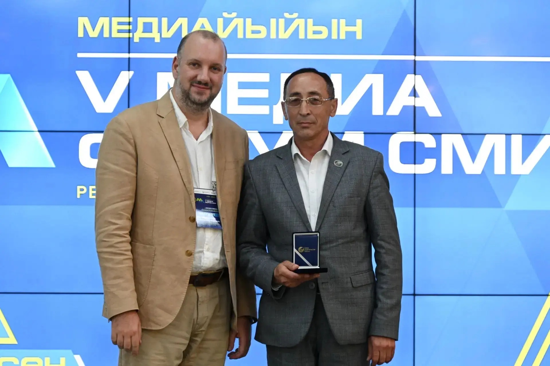 "Һаҡмар" гәзите журналисы Азамат Салауат улы Мөхәмәтшинды ихлас күңелдән ҡотлайбыҙ! Коллегабыҙға Рәс