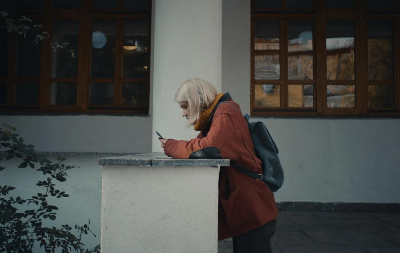 К премьере психологического детектива «Фейк» онлайн-кинотеатр Okko совместно с медиахолдингом Ramble