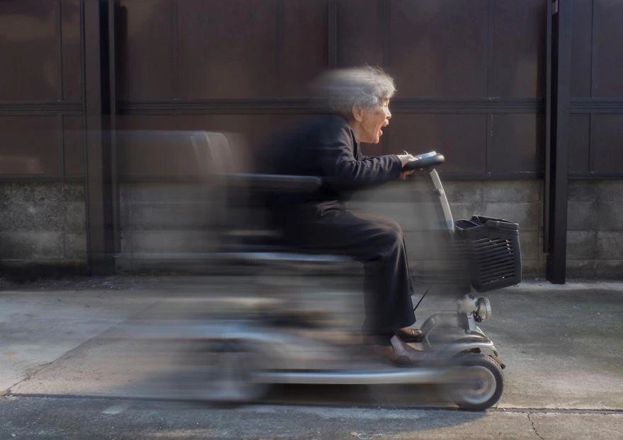 71-летняя бабка на электросамокате сбила 65-летнюю пенсионерку в Липецкой области — ей ...