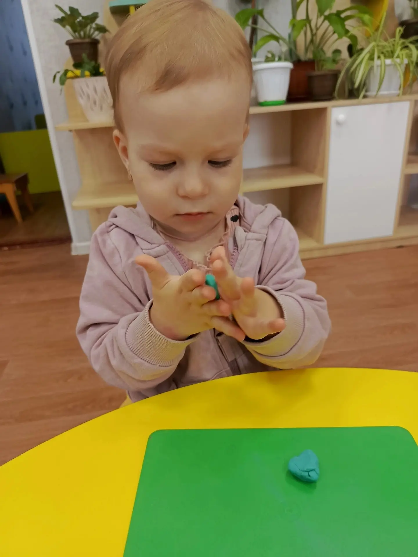 «Горошек для петушка»: лепим и развиваемся! 👍 

В первой группе раннего возраста 👶малыши с удоволь