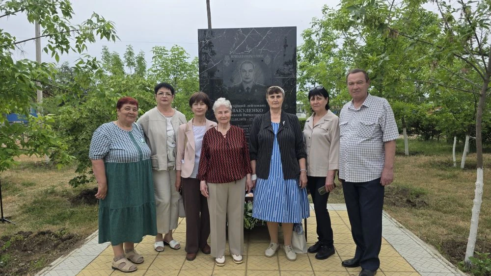 Подвиг, живущий в сердцах   В посёлке Володарский прошёл торжественный митинг, посвящённый 20-летию 