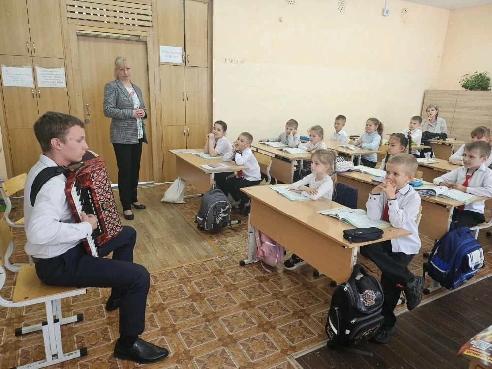 📢18 мая,   в нашем центре преподаватели Детской школы искусств провели  агитационный концерт для реб