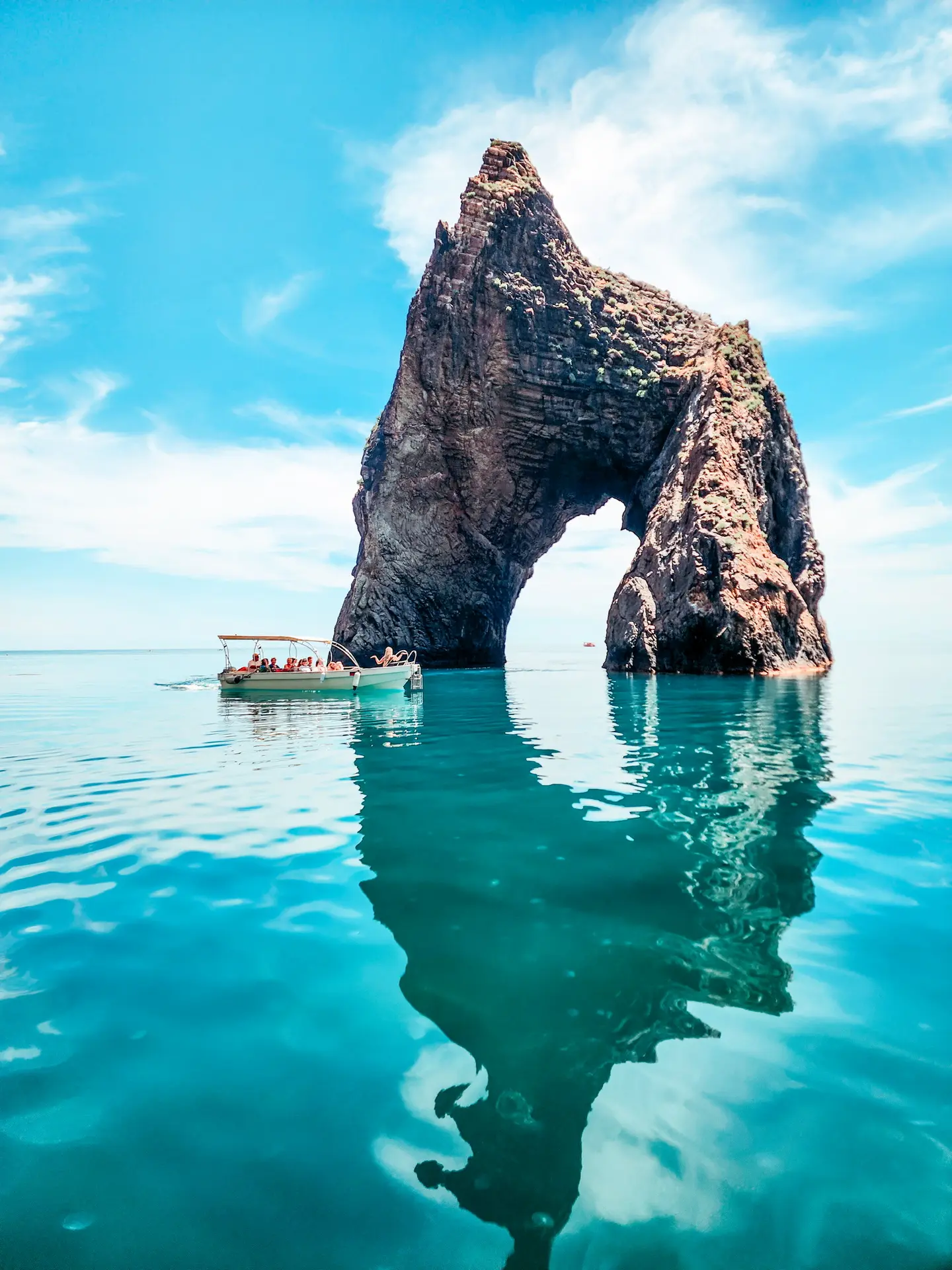 Морская прогулка к Золотым Воротам вдоль Карадагского заповедника🤩🌊