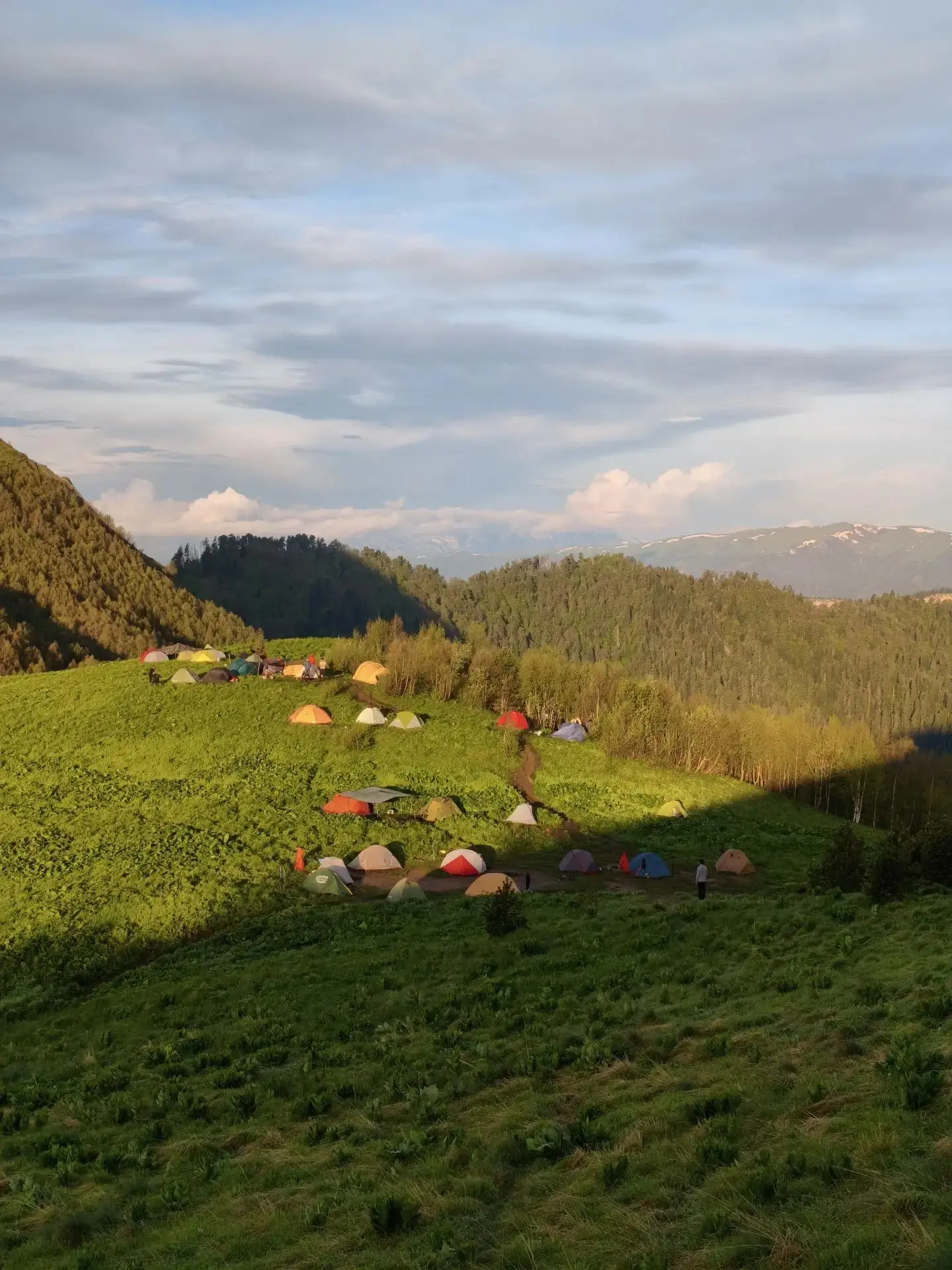 Большой Тхач: где скалы встречаются с цветами. 🌄

🏔 Есть места, где природа будто специально собра