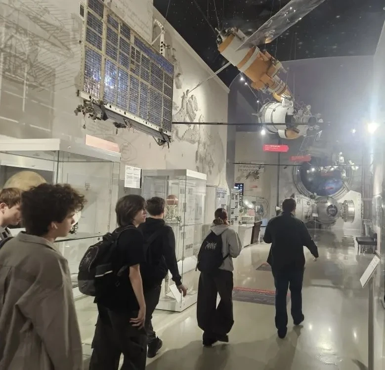 Путешествие в космос 🚀   Ученики 9‑го класса побывали в Музее космонавтики — и это было по‑настоящем