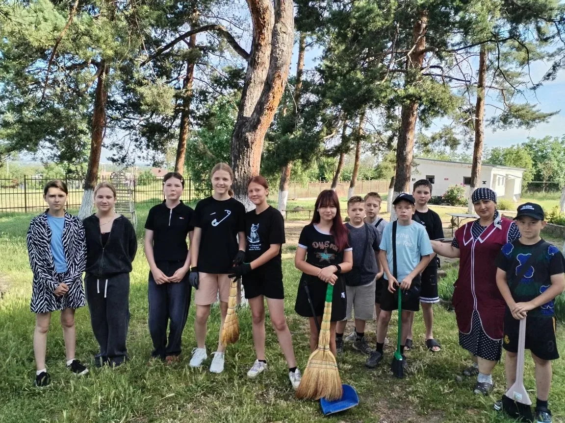 🌱 Летняя трудовая практика 5‑Б класса: вклад в красоту школы 🌱