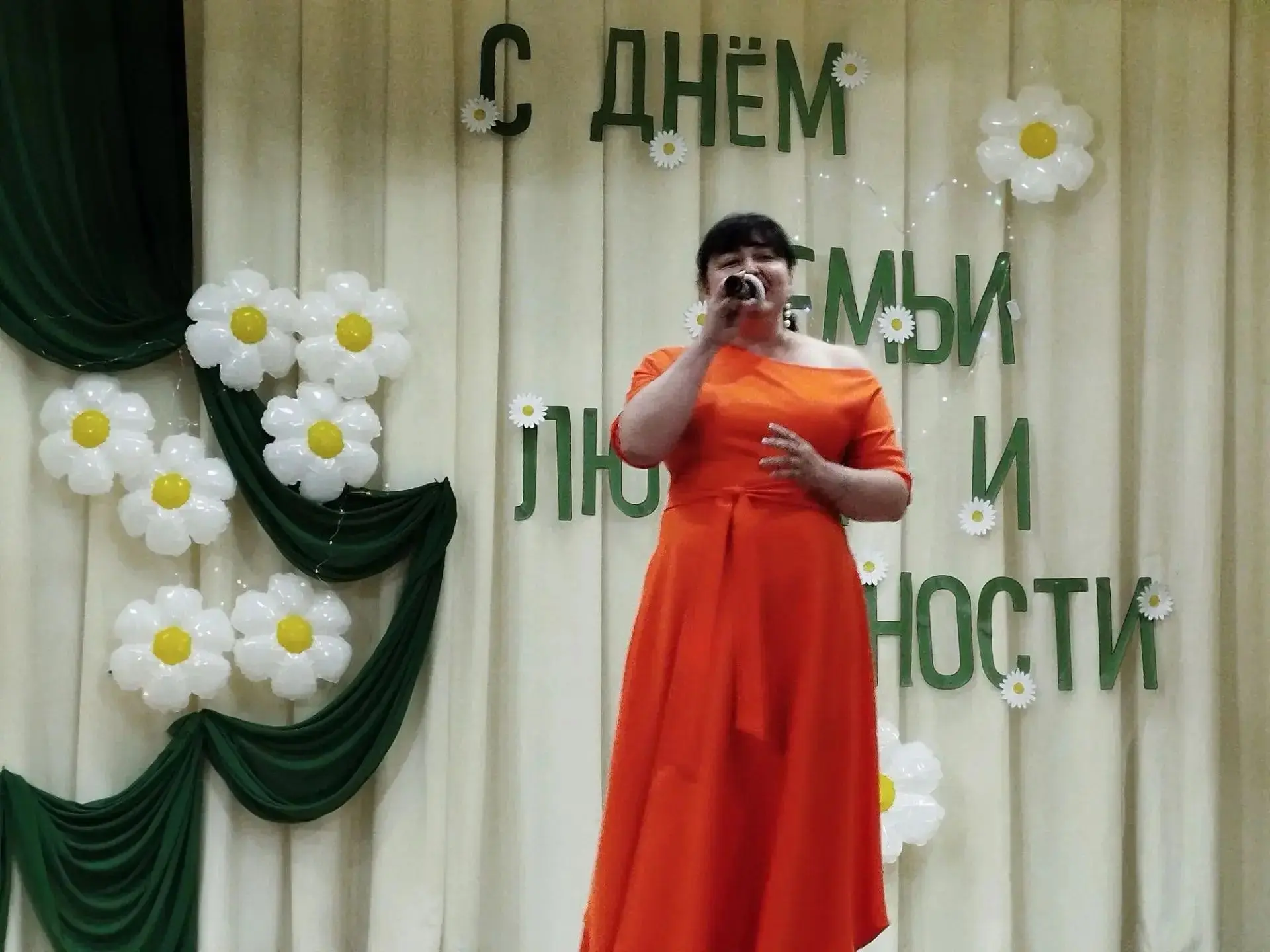 Тёплым летним вечером 8 июля, когда воздух наполнен ароматами трав и ожиданием праздника, жители Шед