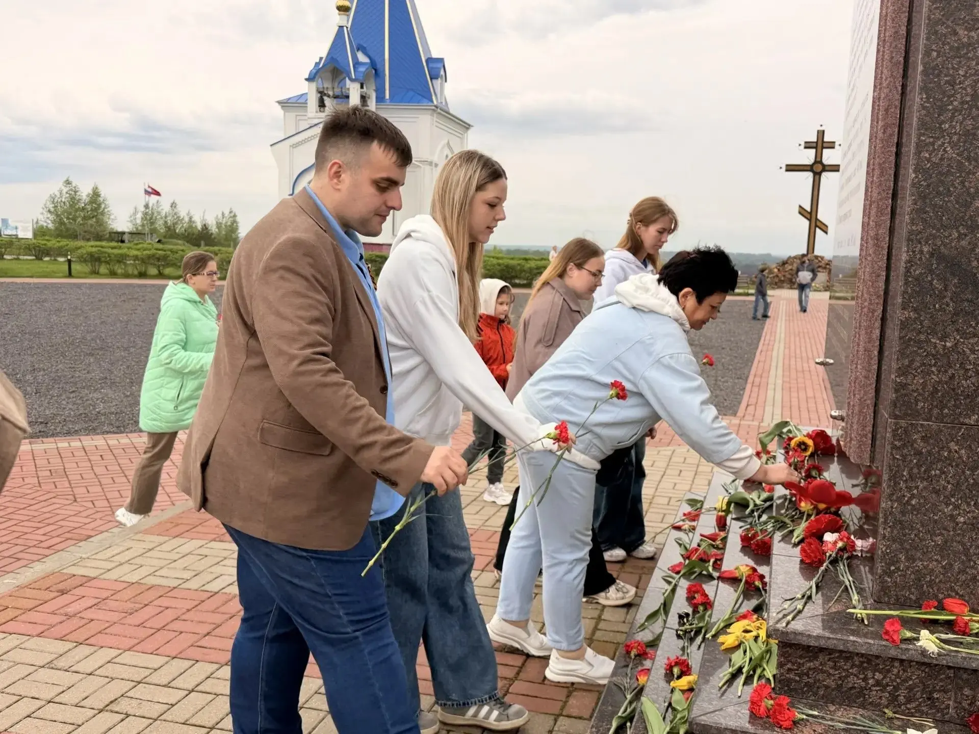 Курские педагоги провели автопробег «Подвиг Единства. Слава Победы. Честь Педагога»  Старт колонны б