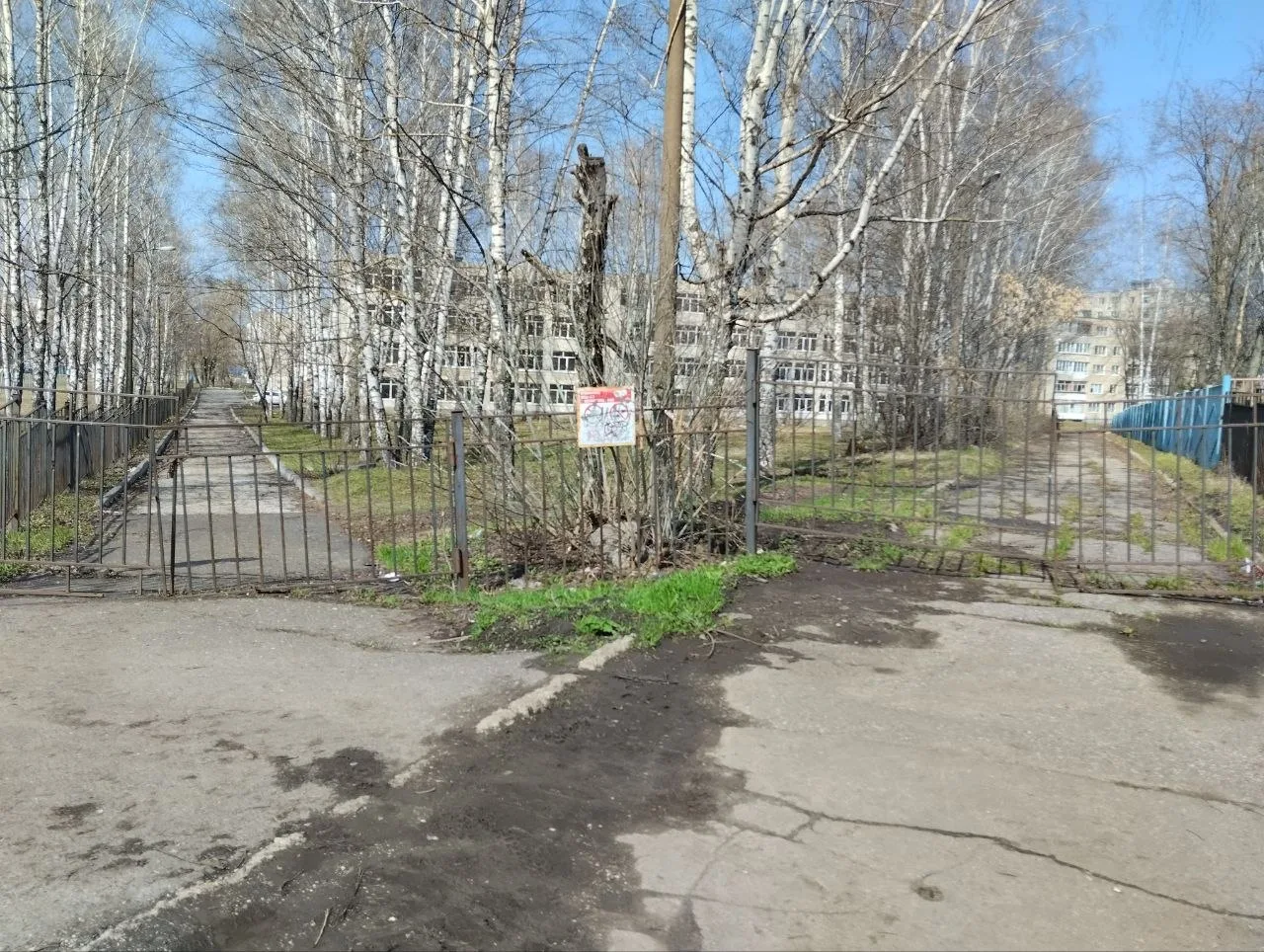 Добрый день. Почему закрыли тротуар с обеих сторон от 30-ой школы? Кто за это отвечает? Где людям хо