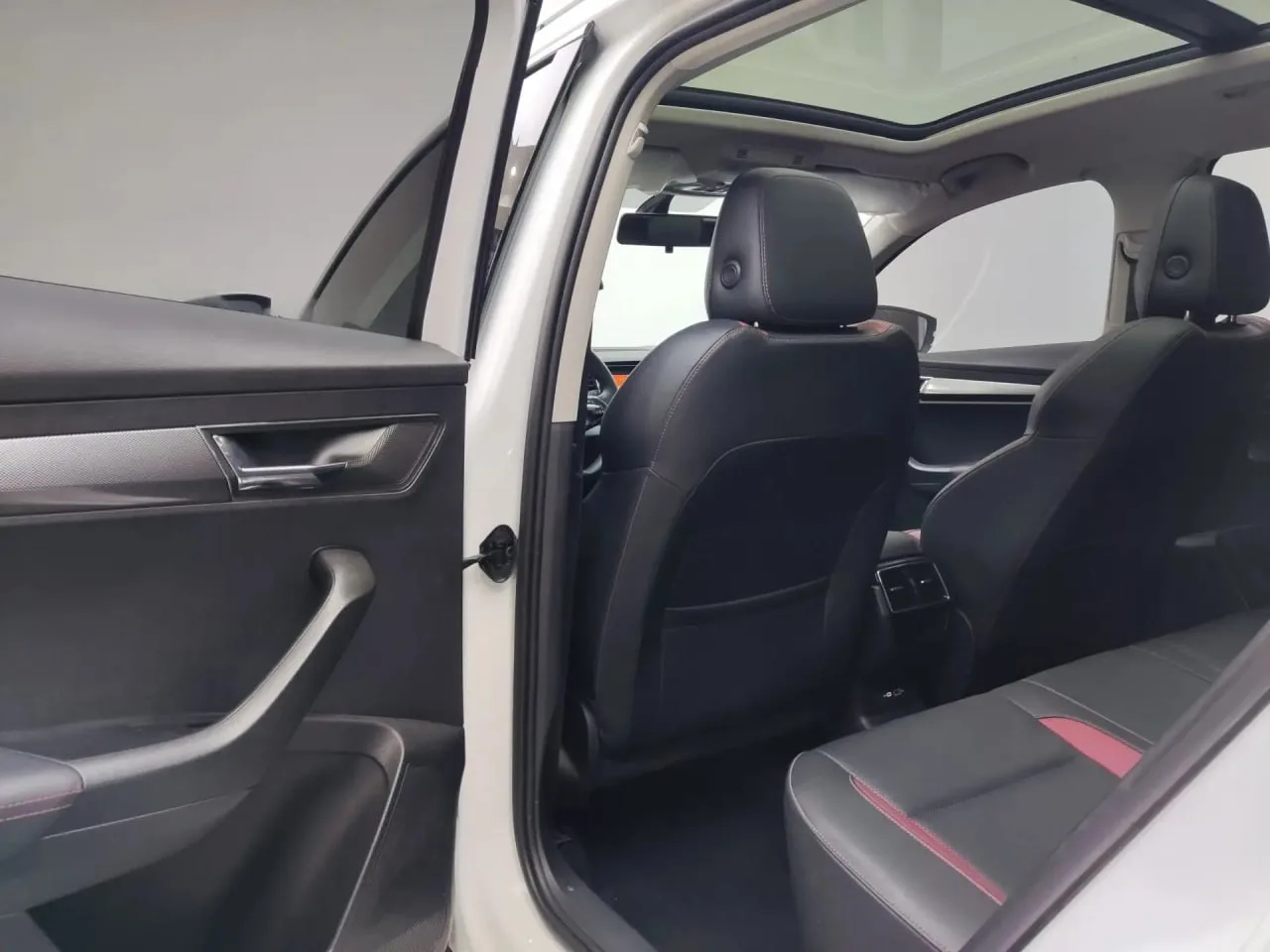 Skoda Karoq TSI280 из Китая: стильный кроссовер по выгодной цене!  • 2023/04 (Китай) • 1.4 л. бензин