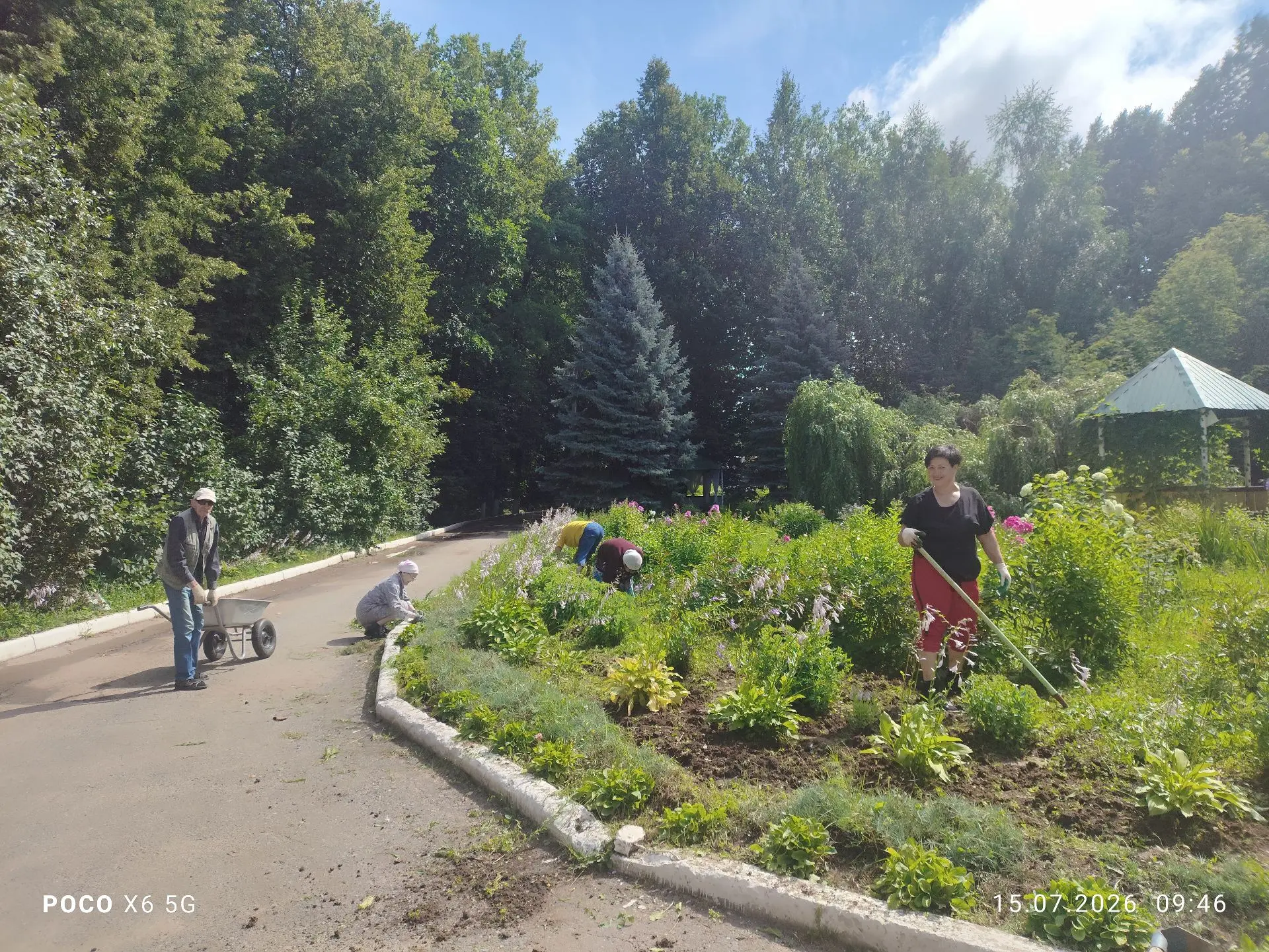 🌿И снова бой, покой нам только снится!
Сорняки этим летом растут с космической скоростью, но и наши