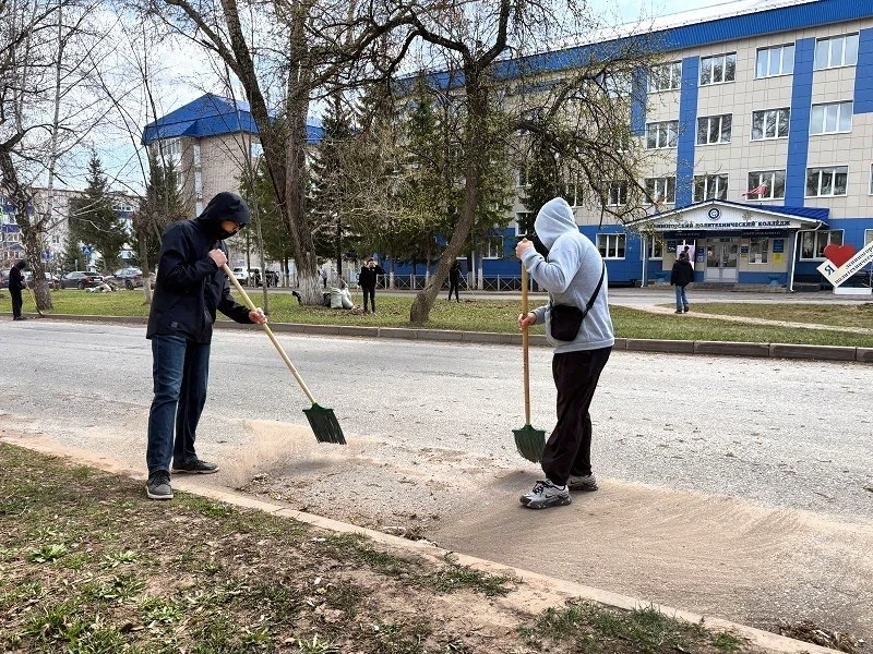 В Лениногорске стартовал общегородской субботник. Глава района Марат Гирфанов поблагодарил всех, кто