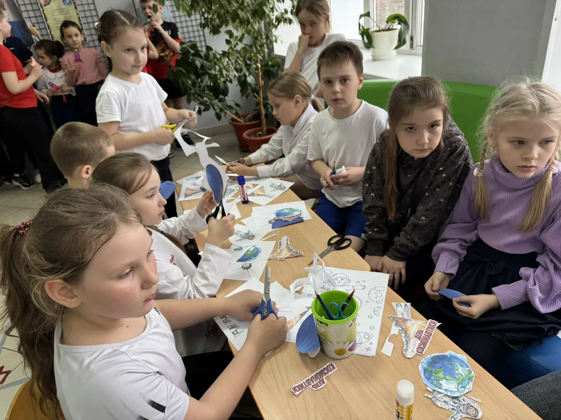 Звёздные перемены: космос своими руками 🚀✨  В преддверии Дня космонавтики в нашей гимназии даже пере