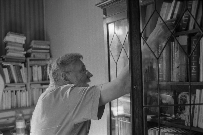 Юрий Рыбчинский. Писатель Андрей Синявский у себя дома. Июль 1989. Франция, г. Фонтене-...