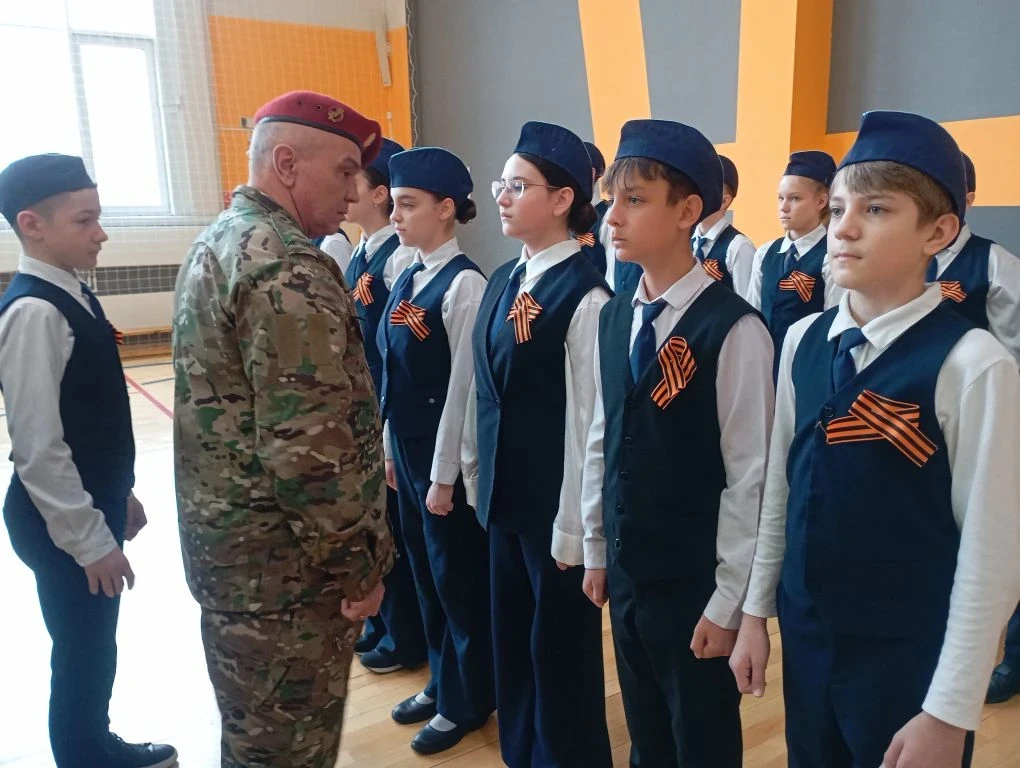 🇷🇺 В школе №115 прошел смотр строя и песни в рамках военно-патриотического месячника  📍 В стенах наш
