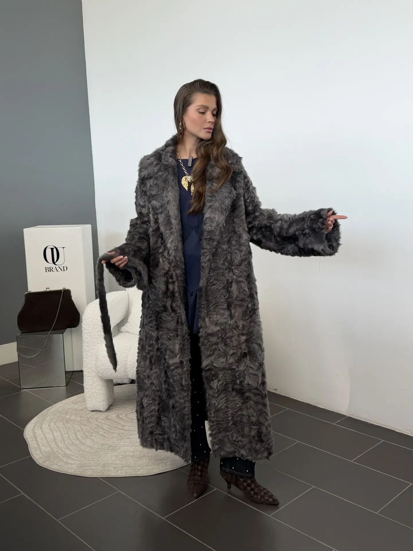 Шикарная шуба в длине maxi by OU BRAND с фактурой под мех козы в глубоком сером оттенке🩶