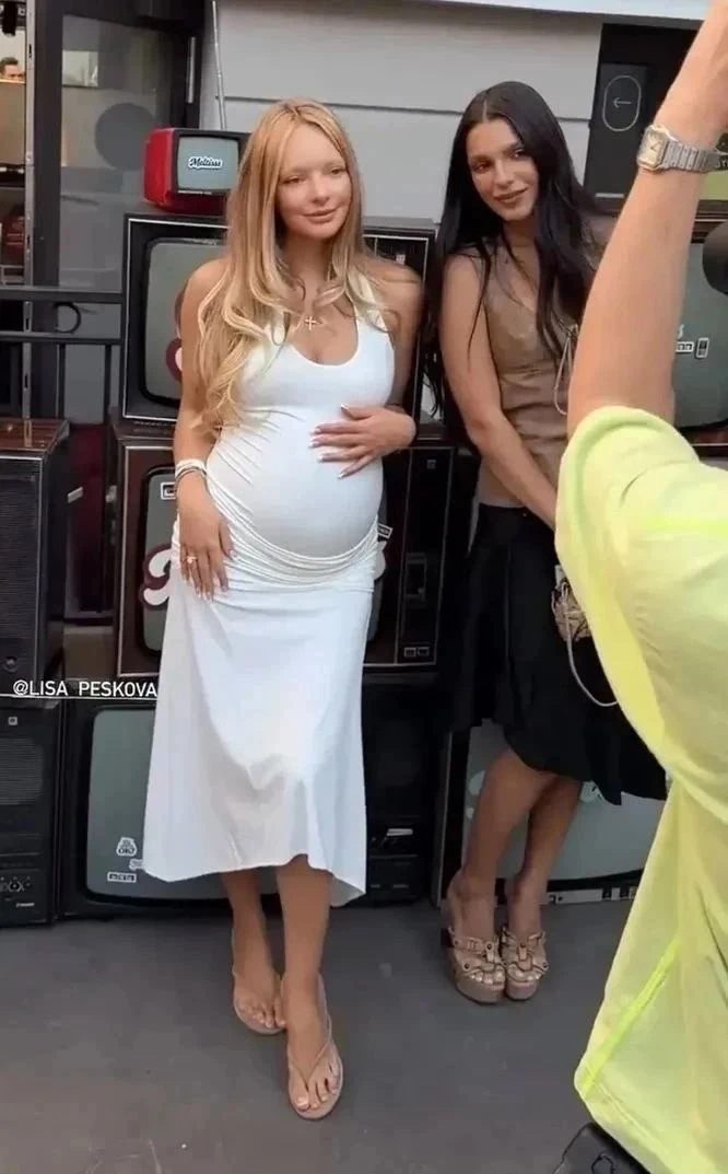 28-летняя дочь Дмитрия Пескова Лиза ждет третьего ребёнка👶