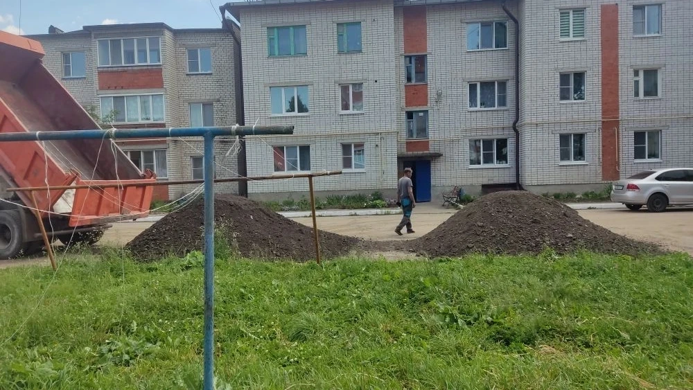 Жители дома на Советской, 4а в Вурнарах обратились к руководству округа просьбой помочь с благоустро