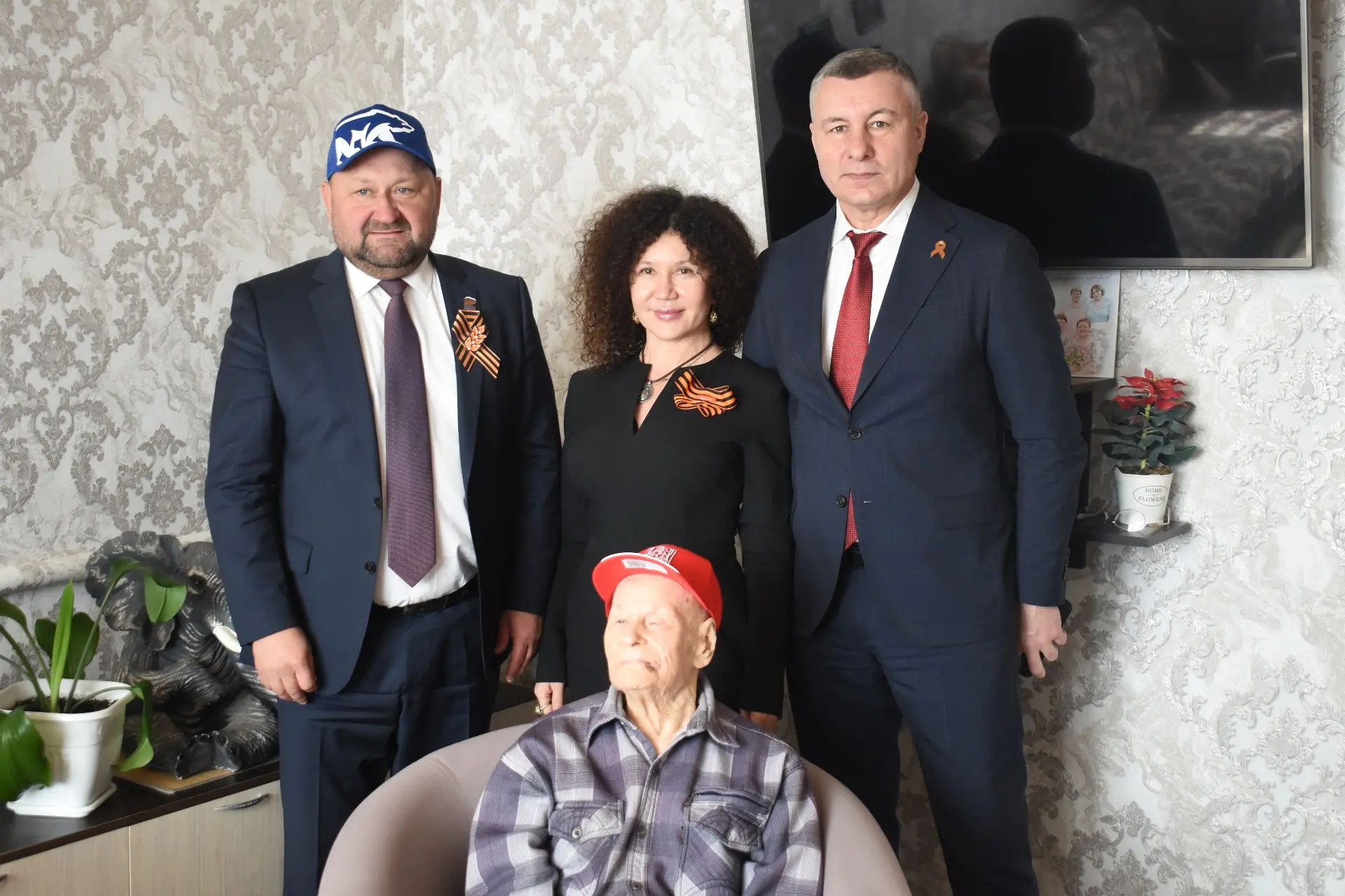 Министр социальных отношений Наталья Лугачева поздравила участников Великой Отечественной войны с на