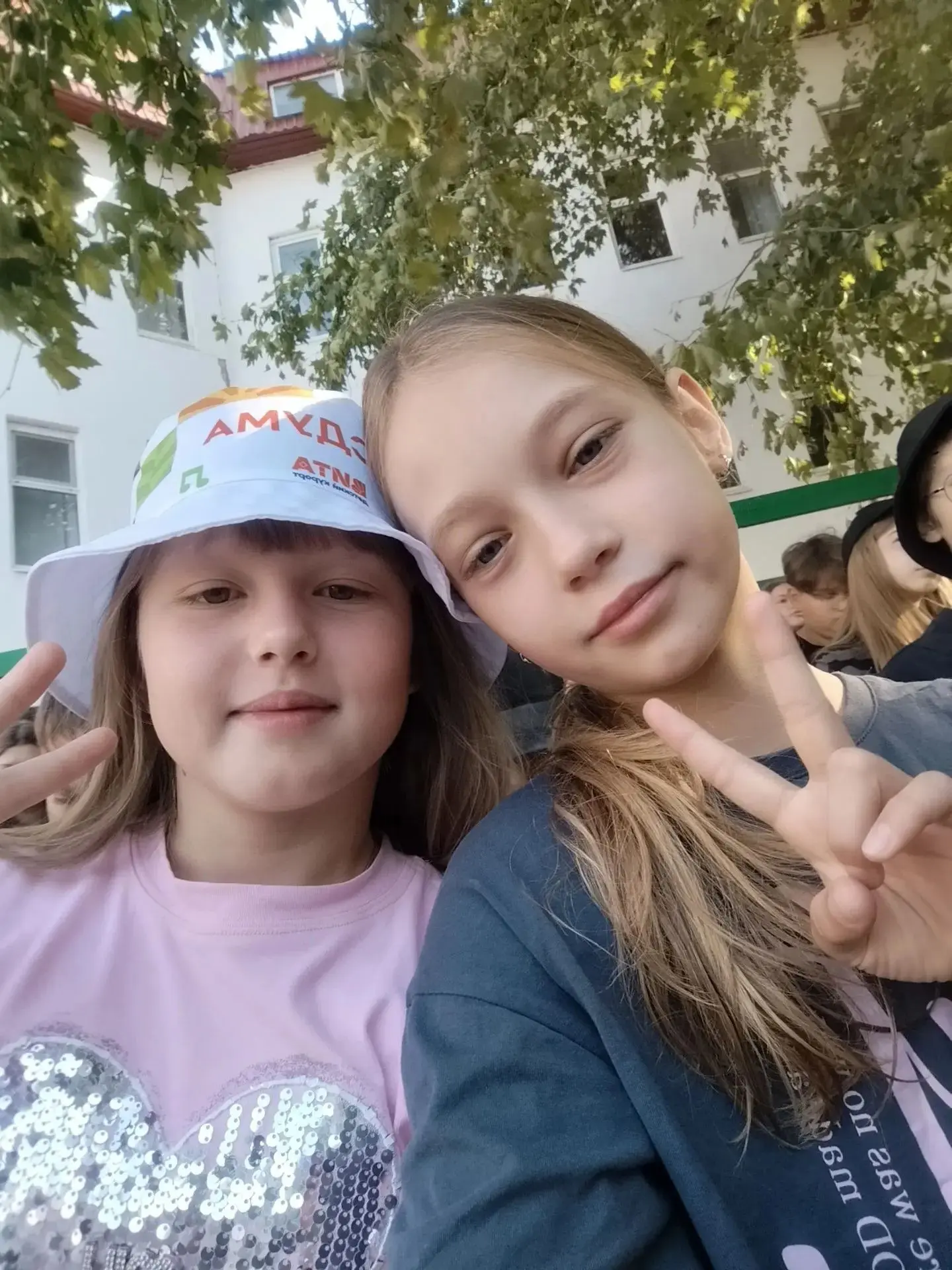 Наши школьники продлевают себе лето и радуют нас яркими фотокарточками из лагерей анапс...