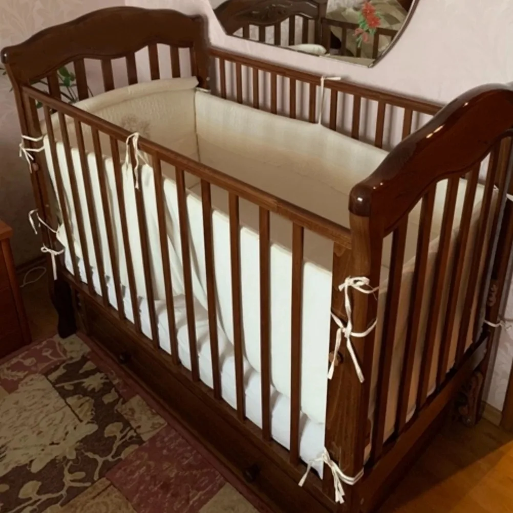 Продам кроватку. Цена 1800 р.