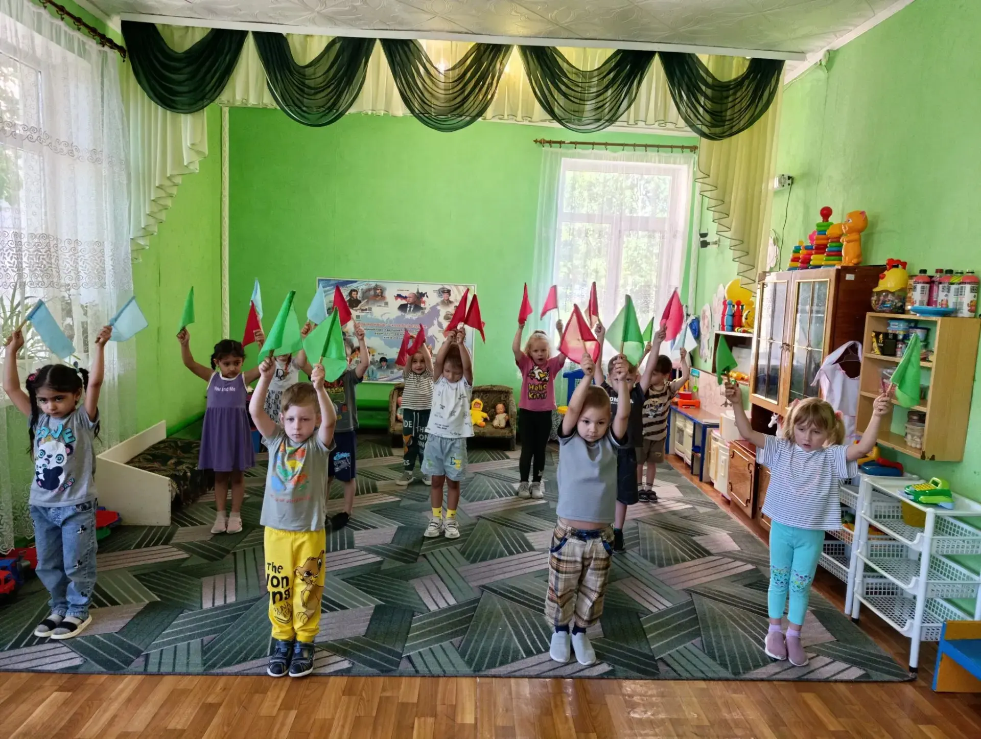 Когда на улице сыро и грязно, веселье всё равно возможно!
После дождя на улице было грязно и сыро: н