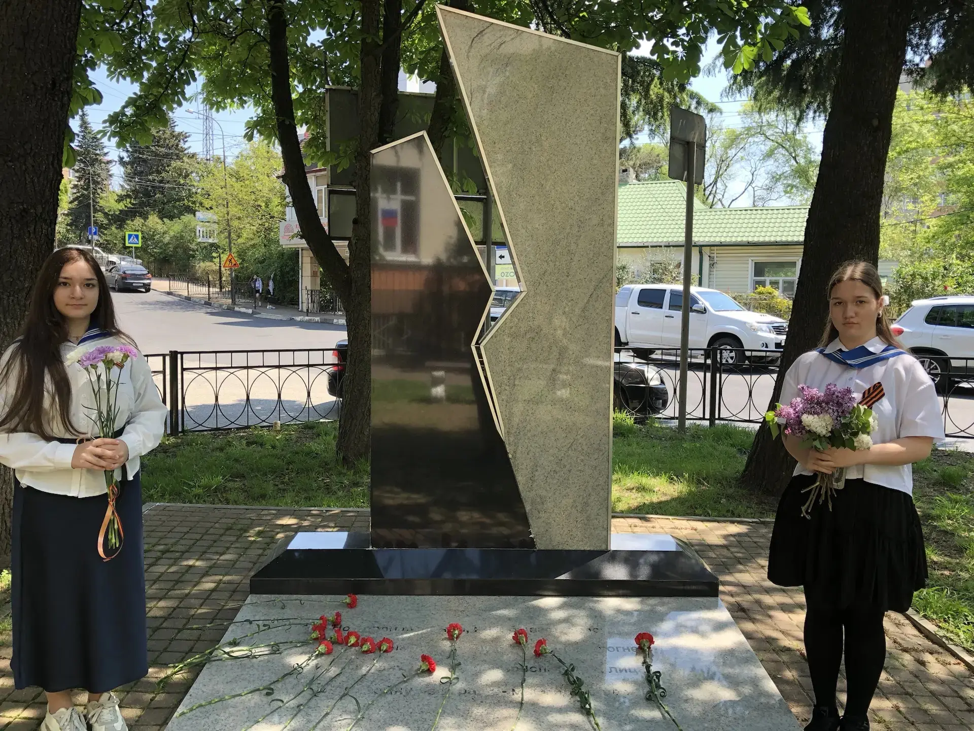 Сегодня наши школьники приняли участие в памятной акции, приуроченной ко Дню Победы 🌺  Накануне, в р